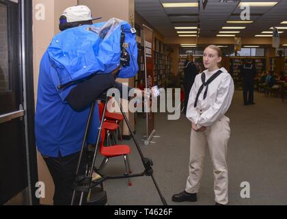 Ala (Feb. 28, 2019) Seaman Ana Tomic, aus Vancouver, Washington, USS Constitution zugeordnet, Interviews mit Fox 10 News Mobile, bei Theodore High School während Mobile Marine Woche in Mobile, Alabama. Mobile ist eine der ausgewählte Städte ein 2019 Marine Woche, eine Woche für die U.S. Navy Bewusstsein durch lokale Öffentlichkeitsarbeit gewidmet, Dienst an der Gemeinschaft und Ausstellungen zu veranstalten. Stockfoto