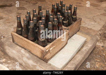 Havanna Kuba - 30. Juni 2012; zwei Kisten der Alte verstaubte Flaschen Havana Club Rum in der alten Fußboden im Museum Anzeigen. Stockfoto