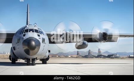 Eine C-130 Hercules aus der 133 Airlift Squadron bereitet sich auf eine airdrop Mission in Yuma, Ariz 28.02.2019. In diesem Jahr Betrieb Snowbird Übung bestand aus einem mehrstufigen Luftfahrt Partnerschaft zwischen der 133. und 182. Luftbrücke Flügel, in Vorbereitung auf die künftige Auslandseinsätze. Stockfoto