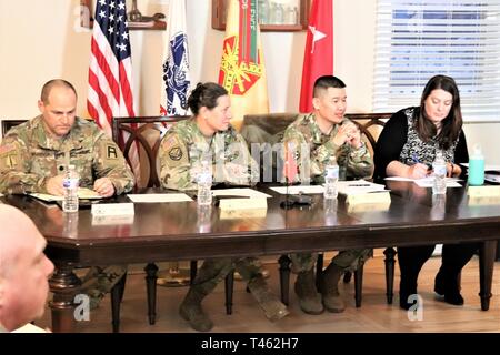 Fort McCoy Garrison Commander Col. Hui Chae Kim Gespräche mit den Teilnehmern bei der installation Town hall Meeting für Gehäuse Bewohner 28.02.2019, im Süden Post Community Center am Fort McCoy, Wis das Rathaus Teil einer Armee- und Verteidigungsministerium war Bemühen, mögliche Probleme oder Probleme mit Privatisierten Gehäuse zu prüfen. Dazu gehörte die Familie Gehäuse und unbegleitete service Mitglied Gehäuse an jeder Installation Armywide. Stockfoto