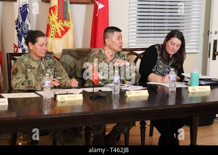 Fort McCoy Garrison Commander Col. Hui Chae Kim Gespräche mit den Teilnehmern bei der installation Town hall Meeting für Gehäuse Bewohner 28.02.2019, im Süden Post Community Center am Fort McCoy, Wis das Rathaus Teil einer Armee- und Verteidigungsministerium war Bemühen, mögliche Probleme oder Probleme mit Privatisierten Gehäuse zu prüfen. Dazu gehörte die Familie Gehäuse und unbegleitete service Mitglied Gehäuse an jeder Installation Armywide. Stockfoto