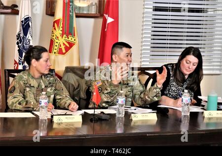 Fort McCoy Garrison Commander Col. Hui Chae Kim Gespräche mit den Teilnehmern bei der installation Town hall Meeting für Gehäuse Bewohner 28.02.2019, im Süden Post Community Center am Fort McCoy, Wis das Rathaus Teil einer Armee- und Verteidigungsministerium war Bemühen, mögliche Probleme oder Probleme mit Privatisierten Gehäuse zu prüfen. Dazu gehörte die Familie Gehäuse und unbegleitete service Mitglied Gehäuse an jeder Installation Armywide. Stockfoto