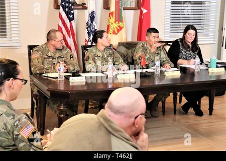 Fort McCoy Garrison Commander Col. Hui Chae Kim Gespräche mit den Teilnehmern bei der installation Town hall Meeting für Gehäuse Bewohner 28.02.2019, im Süden Post Community Center am Fort McCoy, Wis das Rathaus Teil einer Armee- und Verteidigungsministerium war Bemühen, mögliche Probleme oder Probleme mit Privatisierten Gehäuse zu prüfen. Dazu gehörte die Familie Gehäuse und unbegleitete service Mitglied Gehäuse an jeder Installation Armywide. Stockfoto