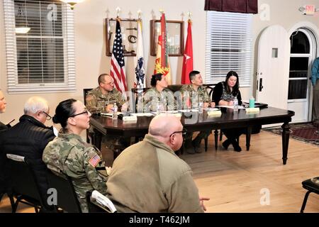 Fort McCoy Führung und Mitglieder der Gemeinschaft beteiligen sich an eine Installation Town hall Meeting für Gehäuse Bewohner 28.02.2019, im Süden Post Community Center am Fort McCoy, Wis das Rathaus Teil einer Armee- und Verteidigungsministerium war Bemühen, mögliche Probleme oder Probleme mit Privatisierten Gehäuse zu prüfen. Dazu gehörte die Familie Gehäuse und unbegleitete service Mitglied Gehäuse an jeder Installation Armywide. Stockfoto