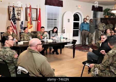 Fort McCoy Führung und Mitglieder der Gemeinschaft beteiligen sich an eine Installation Town hall Meeting für Gehäuse Bewohner 28.02.2019, im Süden Post Community Center am Fort McCoy, Wis das Rathaus Teil einer Armee- und Verteidigungsministerium war Bemühen, mögliche Probleme oder Probleme mit Privatisierten Gehäuse zu prüfen. Dazu gehörte die Familie Gehäuse und unbegleitete service Mitglied Gehäuse an jeder Installation Armywide. Stockfoto