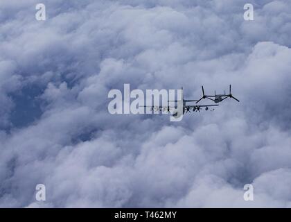 Naval aviators mit Marine Medium Tiltrotor Squadron 262 (verstärkt) und Marine Antenne Refueler Transport Squadron (VMGR) 152 Durchführung die Luftbetankung vor der Küste von Japan, 28.02.2019. Us-Marines mit VMGR-152 bieten eine Vielzahl von Funktionen in der gesamten INDOPACOM Bereich Luftbetankung, Personal- und Cargo Transport und Lieferungen zu gehören. Stockfoto