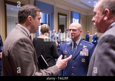 Us Air Force Colonel Ed Schwarz, Kommandeur der 139. Airlift Wing, Missouri Air National Guard Gespräche mit Mitgliedern des Kongresses und ihre Mitarbeiter während einer C-130 H Waffen System Rat in Washington D.C., 28.02.2019. 16 ANG Kommandanten treffen auf dem Capitol Hill, die Modernisierung des C-130H Hercules Flugzeuge zu diskutieren. Zukunft Modernisierung Anforderungen diskutiert 8-flügelige Propeller und neuen T-56 3,5 Motoren auf Leistung und Effizienz zu erhöhen. Modernisierung mit der Air National Guard C-130 Hs kontinuierliche Unterstützung in humanitären, friedenserhaltenden und Disaster bieten würde. Stockfoto