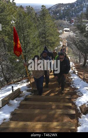 Us Marine Corps Top Performing personal Unteroffiziere und Recruiter aus dem 8. Marine Corps Bezirk Wanderung der Manitou Neigung Trail in Manitou Springs, Colorado, 28. Februar 2019. Die Wanderung ist aufgetreten während des Geschäftsjahres 2019 Herbst einziehende Offensive" Spiel von Auszeichnungen Knochen" und Seminar, dass die Top Personalvermittler vom Bezirk anerkannt. Stockfoto