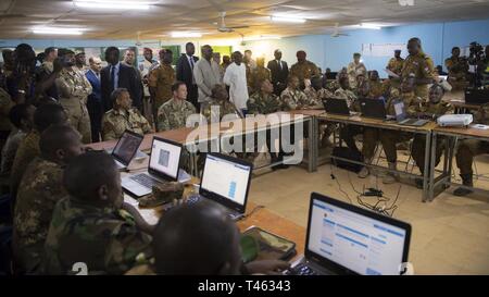 In Burkina Faso Präsident der Republik, Roch Marc Christian Kaboré (Mitte) erhält ein Briefing von Senior Flintlock Führer, am Lager Zagre, Burkina Faso, auf März 1, 2019. Flintlock ist eine jährliche Special Operations und State Department Übung, an der mehr als 2.000 Soldaten, Flieger, Marine- und Polizeikräfte aus 30 nation Kräfte. Lehren aus Flintlock Stärkung der globalen Sicherheit fördern multinationale Institutionen, Austausch von Informationen und die Interoperabilität zwischen West- und Partnerstaaten in Nord- und Westafrika zu entwickeln. (JMHQ Armee Stockfoto