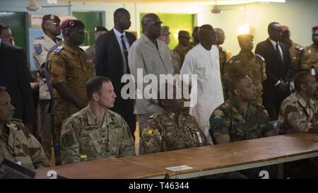 In Burkina Faso Präsident der Republik, Roch Marc Christian Kaboré (Mitte) erhält ein Briefing von Senior Flintlock Führer, am Lager Zagre, Burkina Faso, auf März 1, 2019. Flintlock ist eine jährliche Special Operations und State Department Übung, an der mehr als 2.000 Soldaten, Flieger, Marine- und Polizeikräfte aus 30 nation Kräfte. Lehren aus Flintlock Stärkung der globalen Sicherheit fördern multinationale Institutionen, Austausch von Informationen und die Interoperabilität zwischen West- und Partnerstaaten in Nord- und Westafrika zu entwickeln. (JMHQ Armee Stockfoto