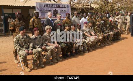 In Burkina Faso Präsident der Republik, Roch Marc Christian Kaboré (Tragen von Grau, Hinten, Mitte) und hochrangigen militärischen Vertreter der teilnehmenden Flintlock Länder, eine Familie Foto nehmen, am Lager Zagre, Burkina Faso, auf März 1, 2019. Flintlock ist eine jährliche Special Operations und State Department Übung, an der mehr als 2.000 Soldaten, Flieger, Marine- und Polizeikräfte aus 30 nation Kräfte. Lehren aus Flintlock Stärkung der globalen Sicherheit fördern multinationale Institutionen, Austausch von Informationen und die Interoperabilität zwischen West- und Partnerstaaten im Norden entwickeln und Stockfoto