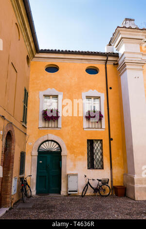 RAVENNA, Italien 2018 August 03: In der Nähe buntes Haus Chiesa dei Santi Giovanni e Paolo, in Ravenna, Italien Stockfoto