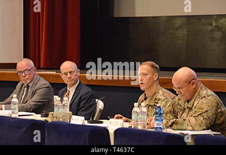 US-Armee Afrika kommandierenden General Generalmajor Roger Cloutier, Jr., Garrison Commander Col Erik M. Berdy, Vertreter von usag Italien öffentliche Werke Abteilung beantwortet Fragen und Themen von Soldaten und ihre Familien zu verschiedenen Gehäuse Fragen auf ein Town Hall Meeting in Vicenza am 1. März. Stockfoto