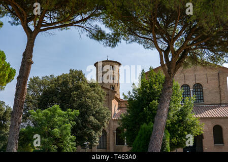 Blick auf die Basilika von Sant'Apollinare in Classe in Rimini, Emilia-Romagna, Italien Stockfoto