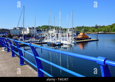 Yachten im Hafen, Stornoway Stornoway auf der Insel Lewis, Äußere Hebriden, Na h-eileanan Siar, Schottland, Vereinigtes Königreich günstig Stockfoto