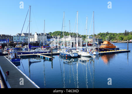 Yachten im Hafen, Stornoway Stornoway auf der Insel Lewis, Äußere Hebriden, Na h-eileanan Siar, Schottland, Vereinigtes Königreich günstig Stockfoto