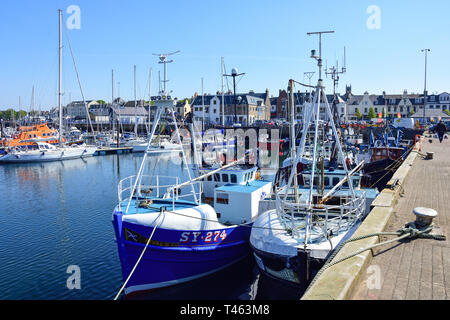 Fischerboote in den Hafen von Stornoway Stornoway auf der Insel Lewis, Äußere Hebriden, Na h-eileanan Siar, Schottland, Vereinigtes Königreich günstig Stockfoto