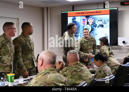 Brig. Gen. Kris A. Belanger, rechts, Kommandierender General, 85 U.S. Army Reserve unterstützt den Befehl zugeordnet, erfüllt die Armee Ersatzbataillon Kommandanten und Personal, operativ durch die erste Armee 5. gepanzerte Brigade gesteuert, während ein Befehl Site besuchen, gibt, in Fort Bliss, Texas, March 1-3, 2019. Belanger reiste nach Fort Bliss, mit Ihrem neu ernannten command Sergeant Major, Command Sgt. Maj. Theodore Dewitt, mit ihrem Bataillon Kommandeure und Soldaten zu treffen, Ausbildungseinrichtungen zu besuchen und ihre Vision und der Weg in die Zukunft für den Befehl innerhalb des freigegebenen Mehrkomponenten- Partnerschaft wit zu diskutieren Stockfoto