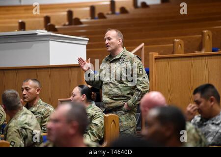 Oberst Martin Schmidt, brigade Commander für's Erste Armee 5. gepanzerte Brigade, bietet einen Einblick in Fragen von mobilisiert Armee finden Soldaten, während ein Rathaus durchgeführt von Brig. Gen. Kris A. Belanger, Kommandierender General, 85 U.S. Army Reserve unterstützt den Befehl, in Fort Bliss, Texas, March 1-3, 2019. Belanger reiste nach Fort Bliss, mit Ihrem neu ernannten command Sergeant Major, Command Sgt. Maj. Theodore Dewitt, mit ihrem Bataillon Kommandeure und Soldaten zu treffen, Ausbildungseinrichtungen zu besuchen und ihre Vision und der Weg in die Zukunft für den Befehl innerhalb des freigegebenen Mehrkomponenten- Gleichheit zu diskutieren Stockfoto