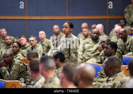 Eine mobilisierte Armee-reservesoldat eine Frage stellt, während ein Rathaus durchgeführt von Brig. Gen. Kris A. Belanger, Kommandierender General, 85 U.S. Army Reserve unterstützt den Befehl, in Fort Bliss, Texas, March 1-3, 2019. Belanger reiste nach Fort Bliss, mit Ihrem neu ernannten command Sergeant Major, Command Sgt. Maj. Theodore Dewitt, mit ihrem Bataillon Kommandeure und Soldaten zu treffen, Ausbildungseinrichtungen zu besuchen und ihre Vision und der Weg in die Zukunft für den Befehl innerhalb des freigegebenen Mehrkomponenten- partnerschaft mit der ersten Armee zu diskutieren. Stockfoto