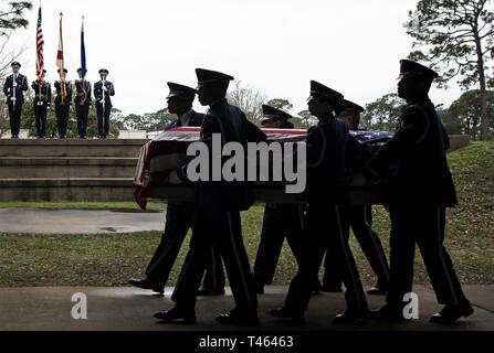 Pallbearers tragen eine Schatulle im Team Eglin Ehrengarde Abschlussfeier 1. März an der Eglin Air Force Base, Fla. ca. 18 neue Flieger aus dem 120-plus-Kurs absolviert. Die Staffelung der Leistung umfasst Flag detail, Gewehr, Volleyball, Pall Träger und Hornist für Freunde, Familie und Kommandanten. Die graduierende Flug Größe erhöht, da Eglin und Hurlburt Field Ehrengarde teams Unterstützung sind Teil der Tyndall AFB's Funeral Verantwortungsbereich. Stockfoto