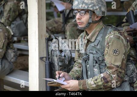 Armee-reservesoldat, Sgt. Antonio Hernandez, 79th Quartermaster Firma, 4 Sustainment Command (Auslandseinsätze), Houston, Texas, bereitet sich auf ein Land navigation Ereignis während des 4. ESC Krieger Wettbewerb auf Lager Bullis militärische Ausbildung Reservierung, San Antonio, Texas, 1. März 2019. Hernandez war unter ca. 24 Armee Reservisten im diesjährigen Wettbewerb teilnehmenden den Titel der besten Krieger in Anspruch zu nehmen. Stockfoto