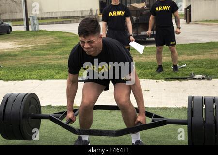 Armee-reservesoldat, Pfc. Diego Ruelas, 77th Quartermaster Gruppe, 4 Sustainment Command (Auslandseinsätze), El Paso, Texas, führt eine deadlift während der Armee bekämpfen, Fitness Test, der war das Geheimnis Ereignis für die Besten 4 ESC Krieger Wettbewerb in Fort Sam Houston, San Antonio, Texas, 1. März 2019. Ruelas war unter ca. 24 Armee Reservisten im diesjährigen Wettbewerb teilnehmenden den Titel der besten Krieger in Anspruch zu nehmen. Stockfoto