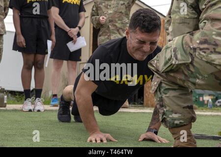 Armee-reservesoldat, Pfc. Sergio Saenz, 77th Quartermaster Gruppe, 4 Sustainment Command (Auslandseinsätze), El Paso, Texas, führt eine hand-release pushup während der Armee bekämpfen, Fitness Test, der war das Geheimnis Ereignis für die Besten 4 ESC Krieger Wettbewerb in Fort Sam Houston, San Antonio, Texas, 1. März 2019. Saenz war unter ca. 24 Armee Reservisten im diesjährigen Wettbewerb teilnehmenden den Titel der besten Krieger in Anspruch zu nehmen. Stockfoto