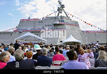 CHARLESTON, SOUTH CAROLINA (2. März 2019) Mitglieder des Publikums für die Aussendung der neuesten Littoral Combat Ship der Marine, USS Charleston (LCS 18). LCS 18 ist das sechzehnte Littoral Combat Ship der Flotte und der 9. der Unabhängigkeit Variante eingeben. Es ist das sechste Schiff namens für Charleston, die älteste und größte Stadt im US-Bundesstaat South Carolina. Stockfoto