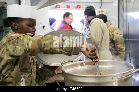 Alaska Army National Guard Pvt. Nyajuok Bol, Echo Unternehmen, 1.BATAILLON, 207 Aviation Regiment, weckt Chili für den Philip A. Connelly Programm für Exzellenz in der Armee Food Service auf Camp Carroll, Joint Base Elmendorf-Richardson, 2. März 2019. Die Einheit ist im Wettbewerb auf der nationalen Ebene der Connelly-Programm, das eine Armee-weiten Wettbewerb gegen drei andere Mitgliedstaaten. Stockfoto