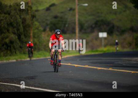 Us Marine Corps Athleten beteiligen sich an der 2019 Marine Corps Studien radfahren Wettbewerb auf der Marine Corps Base Camp Pendleton, Kalifornien, 3. März. Das Marine Corps Studien fördert die Genesung und Rehabilitation durch adaptive Teilnahme am Sport und entwickelt die Kameradschaft unter Wiederherstellung der Service Mitglieder und Veteranen. Stockfoto