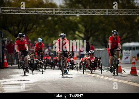 Us Marine Corps Athleten beteiligen sich an der 2019 Marine Corps Studien radfahren Wettbewerb auf der Marine Corps Base Camp Pendleton, Kalifornien, 3. März. Das Marine Corps Studien fördert die Genesung und Rehabilitation durch adaptive Teilnahme am Sport und entwickelt die Kameradschaft unter Wiederherstellung der Service Mitglieder und Veteranen. Stockfoto