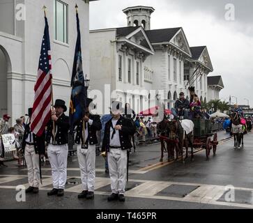 Ala., (3. März 2019) Matrosen zu USS Constitution Parade zugeordnet die Farben während der Joe Cain Prozession und Parade am Mardi Gras in der mobilen Marine Woche. Die marine Woche Programm dient als Auftraggeber übertreffen Bemühung der Marine in den Bereichen des Landes ohne eine bedeutende Marine Präsenz. Stockfoto