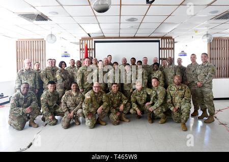 Armee finden Soldaten der 85. US-Army Reserve unterstützt den Befehl zugeordnet und operativ durch die erste Armee 5. gepanzerte Brigade Headquarters, Pause für ein Gruppenfoto mit der Brigg gesteuert. Gen. Kris A. Belanger, Kommandierender General, 85. Unterstützt den Befehl und Command Sgt. Maj. Theodore Dewitt, Command Sergeant Major, 85. USARSC, März 3, 2019, in Fort Bliss, Texas. Belanger reiste nach Fort Bliss, mit Ihrem neu ernannten command Sergeant Major, Dewitt, mit ihrem Bataillon Kommandeure und Soldaten zu treffen, Ausbildungseinrichtungen zu besuchen und ihre Vision und den Weg für das Komma zu diskutieren Stockfoto