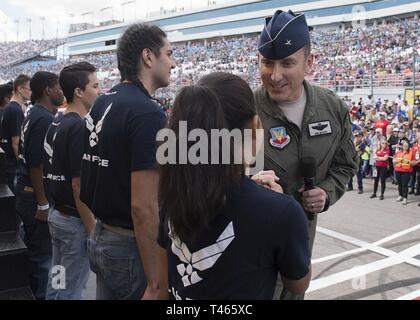 Us Air Force Brig. Gen. Robert Novotny, 57 Wing Commander, Beulen Fäuste mit Zukunft Flieger, die gerade in der verzögerten Eintrag Programm (DEP) in Las Vegas Motor Speedway, Nev, 3. März 2019. Novotny schwor in 17 Mitglieder in der DEP in der Eröffnungsfeier der Pennzoil 400. Stockfoto
