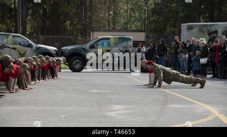 Spezielle Taktiken, die Führungskräfte mit den 24 Special Operations Wing führen Hunderte von Air Commandos, Teammitglieder und seine Familie bei der Durchführung von Memorial Push-ups Nach der besonderen Taktiken Ruck März Gedenkveranstaltung in Hurlburt Field, Florida, März 4, 2019. Air Force Special Operations Command spezielle Taktiken Flieger, zusammen mit einer Mission Unterstützung Kraft von 19 Air Commandos, begann die 5. Iteration der Spezielle Taktiken Gedenkmarsch am 13.02.22 Bei Medina Anhang am Lackland Air Force Base, Texas, Hommage an US Air Force Staff Sgt. Dylan J. Elchin. Stockfoto