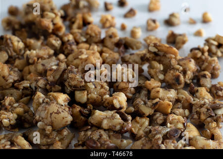 Nahaufnahme der gesunde organische hausgemachte Paleo, glutenfreie und vegane Frühstück Müsli mit natürlichen Nüsse, Samen, Eiweiß, Ballaststoffe, omega-3 und Vitaminen. Stockfoto