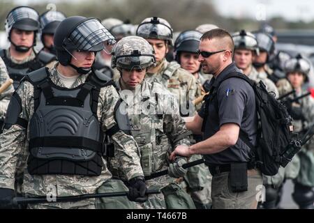 Officer Anthony Zanetti mit dem Portland Polizei Bureau, Portland, Erz, beauftragt Air National Guard Sicherheitskräfte Mitglieder aus Georgien, Pennsylvania und West Virginia auf der Menge Management Techniken bei der Guardian Zentrum von Georgien während der PATRIOT South übung, März 4th, 2019. PATRIOT ist ein inländischer Betrieb Disaster Response Training durch die National Guard Einheiten arbeiten mit Bundes-, Landes- und lokale Emergency Management Agenturen und Ersthelfer durchgeführt. Stockfoto