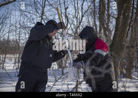 Die jährliche Schnee Umfrage ist unterwegs! Hydrologische Übersicht Team des Bezirks begann die 10-tägige, 4000 Meile Trek die Menge des Wassers im Schnee zu messen, die die nördlichste erreicht von Minnesota, unten den Roten Fluss, über zentrale und südliche Minnesota und schließlich westlichen Wisconsin. Auf dieser Umfrage erhobenen Daten wird dazu beitragen, den nationalen Wetterdienst und U.S. Geological Survey generieren Prognosemodelle für das Potenzial der Feder Überschwemmungen und wertvolle Erkenntnisse für den Bezirk Verwaltung sechs Stauseen in den Mississippi River Oberläufe und 13 Schleusen und Dämme auf dem Fluss im Voraus o bieten Stockfoto