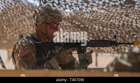 Ein Infanterist führt eine Prüfung auf eine M4 Carbine Gewehr während der Experte Infanterist Abzeichen Wettbewerb, 6. März in Fort Bliss, Texas. Alle von der EIB müssen Mitbewerber qualifizieren Experte auf ihre M4 Karabiner, bevor Sie in den Wettbewerb treten kann. Stockfoto