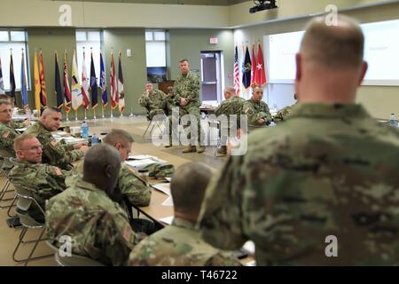 Generalmajor Darrell Guthrie, United States Army zivilen Angelegenheiten & psychologische Operations Command (Airborne) kommandierender General, hört eine Frage während der jährlichen Schulung Kurze Montag, März 4, 2019 an der USACAPOC (A) Hauptquartier in Fort Bragg. Öffner Stockfoto