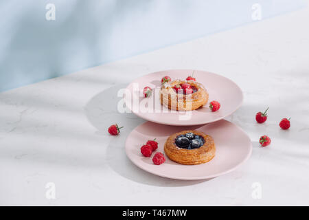 Leckere frische hausgemachte Blätterteig mit Beeren auf die weiße Holztisch Stockfoto