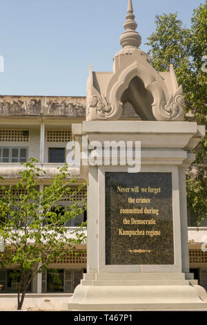 Denkmal für die Opfer am Tuol Sleng Genozidmuseum, ehemals S 21 Schule als Haft verwendet und Folter durch die Roten Khmer in Phnom Penh Cam Stockfoto