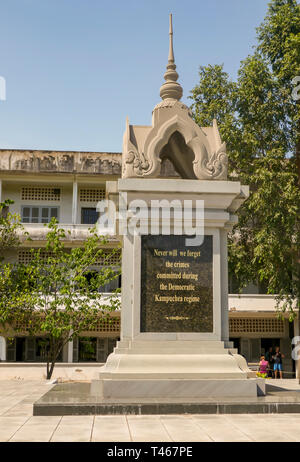 Phnom Penh, Kambodscha - 5. März 2019: Besucher am Denkmal für die Opfer am Tuol Sleng Genozidmuseum, ehemals S 21 Schule als Haft verwendet und zu Stockfoto