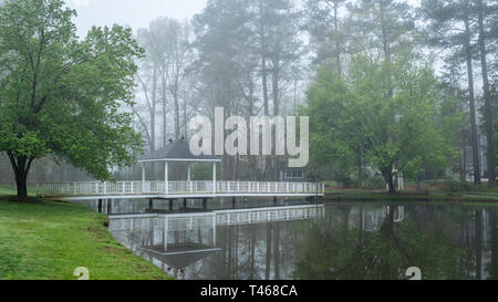 Pavillon auf der Brücke über den Teich gehen in den frühen Morgenstunden Stockfoto