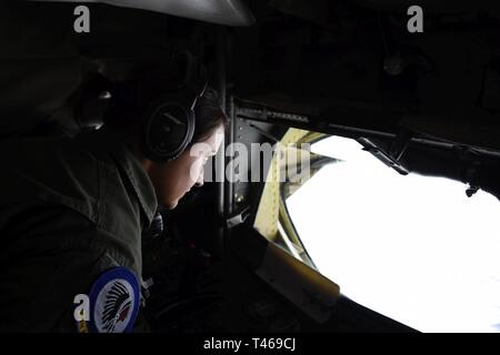 Tech. Sgt. Amanda Galles, einen Boom Operator an die 185 Luftbetankung Flügel in Sioux City Iowa zugewiesen, führt Prüfungen auf einer KC-135 Stratotanker über Kansas März 6, 2019. Galles betankt A-10 Thunderbolt IIs vom 442Nd Fighter Wing. Stockfoto