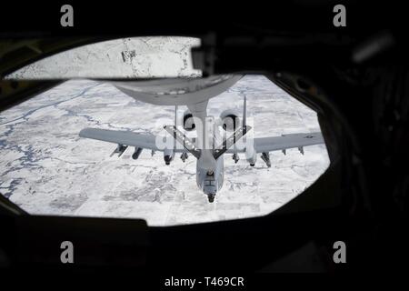 Eine A-10 Thunderbolt II des 442Nd Fighter Wing at Whiteman Air Force Base, Mo, empfängt von einem KC-135 Stratotanker über Kansas März 6, 2019. Die KC-135 ist zu 185 Luftbetankung der Air National Guard Flügel in Sioux City, Iowa befestigt und wird regelmäßig geplante A-10 s für Schulungszwecke zu tanken. Stockfoto