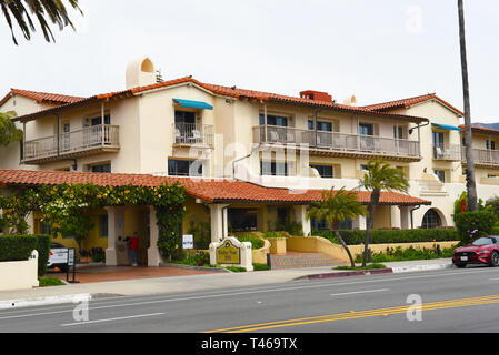 SANTA BARBARA, Kalifornien - 11. APRIL 2019: das Harbor View Inn, ein familienfreundliches Hotel im Resort Stil gegenüber West Beach und historischen Stearns Whar Stockfoto