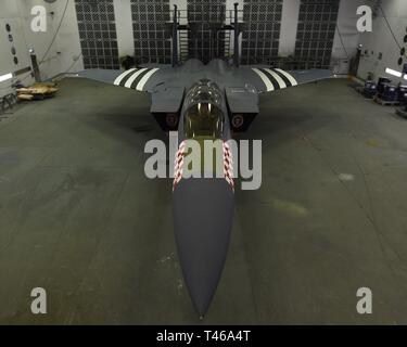 Eine F-15C Eagle auf die 493Rd Jagdgeschwader zugewiesen wird, Erbe Farben des Zweiten Weltkrieges P-47 Thunderbolt im Royal Air Force Lakenheath, England März 6, 2019 gemalt. Dies war die zweite von drei F-15 in Heritage Farben und das Flugzeug gestrichen werden projiziert, im Gedenken an den D-Day in der Normandie Vorbeiflug in diesem Jahr teilzunehmen. Stockfoto