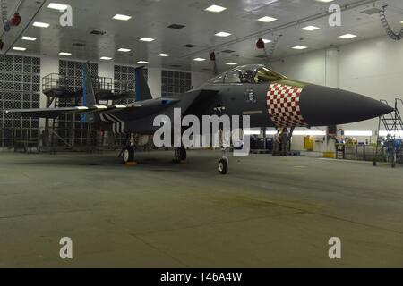 Eine F-15C Eagle auf die 493Rd Jagdgeschwader zugewiesen wird, Erbe Farben des Zweiten Weltkrieges P-47 Thunderbolt im Royal Air Force Lakenheath, England März 6, 2019 gemalt. Dies war die zweite von drei F-15 in Heritage Farben und das Flugzeug gestrichen werden projiziert, im Gedenken an den D-Day in der Normandie Vorbeiflug in diesem Jahr teilzunehmen. Stockfoto